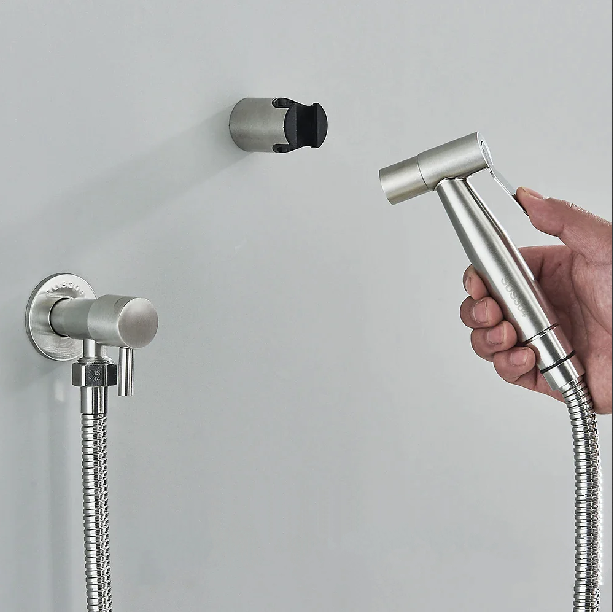 Non-splash shower head for bathroom