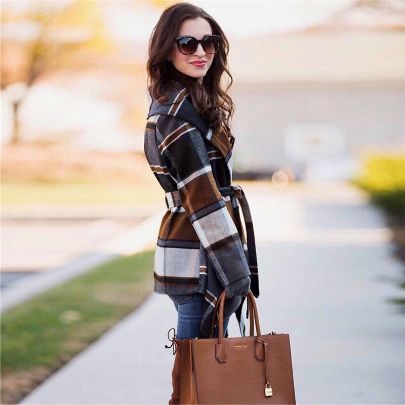 Molly - Stylish checked coat with a wide collar and belt at the waist