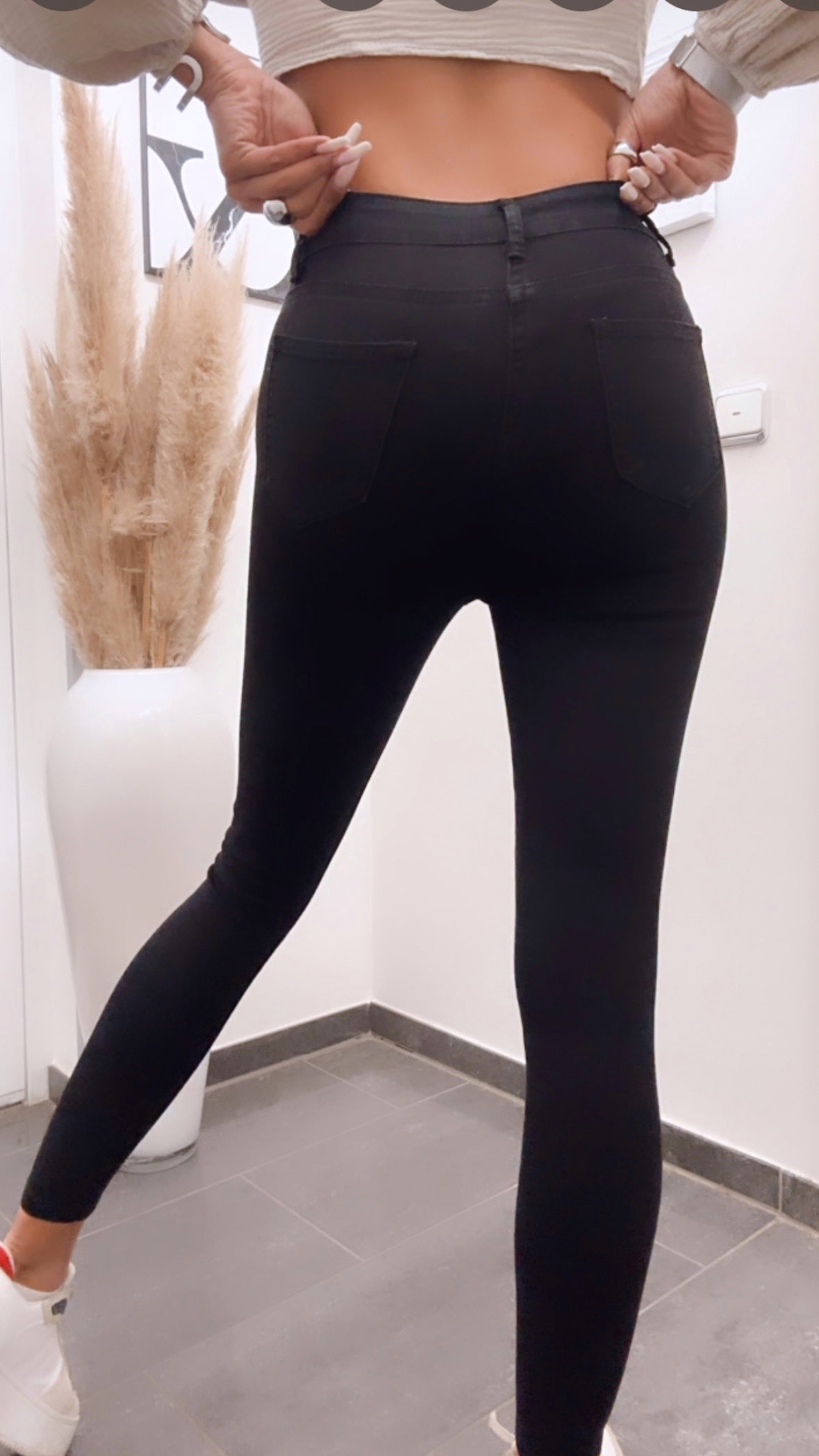 Veronica - Black High-Waist Jeans