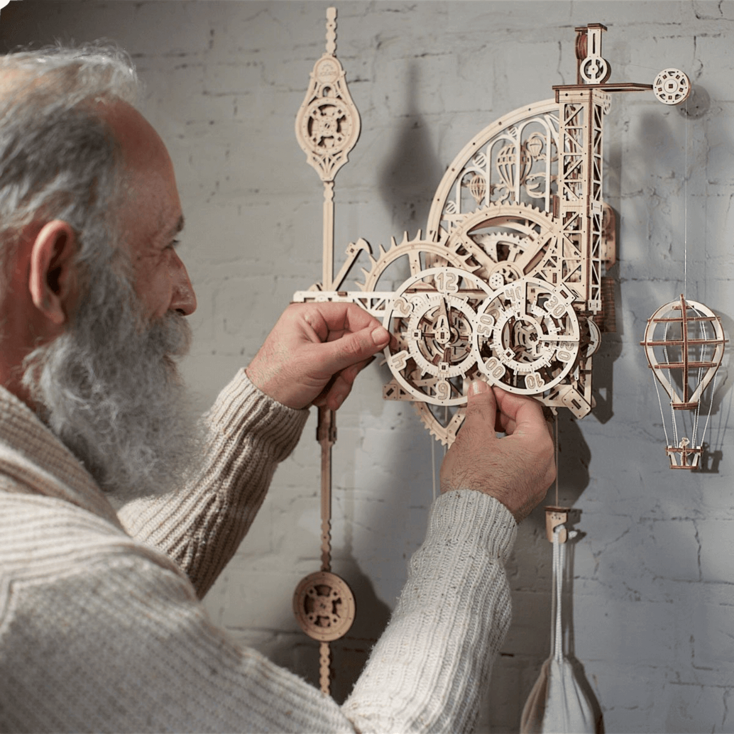 Aero wall clock with pendulum