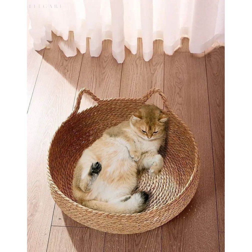 PurrNest Luxe: Handwoven Comfort Cat Basket