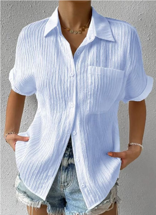 Casual polo shirt with buttons and a relaxed fit