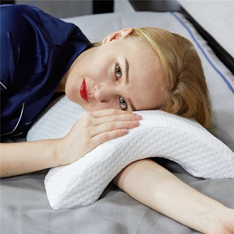 U-shaped curved pillow