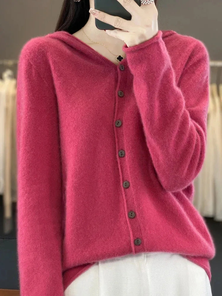 Ella - Warm knitted sweater in cashmere with hood and button