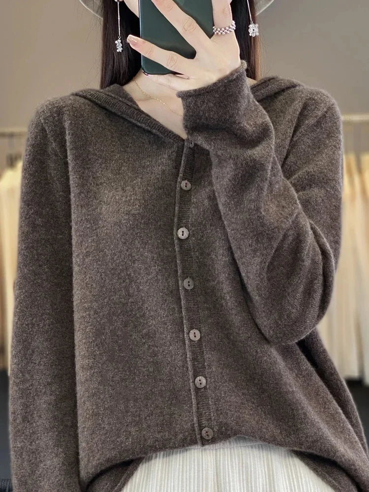 Ella - Warm knitted sweater in cashmere with hood and button