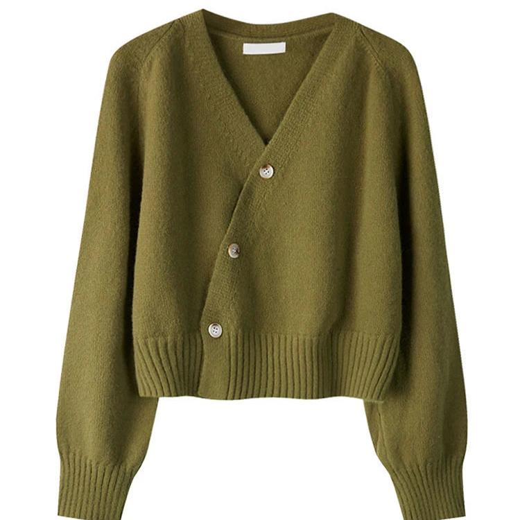 Demi | V-neck cashmere sweater with diagonal button