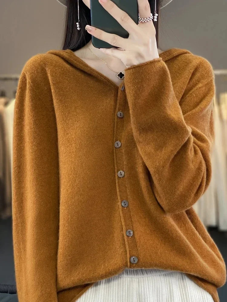 Ella - Warm knitted sweater in cashmere with hood and button