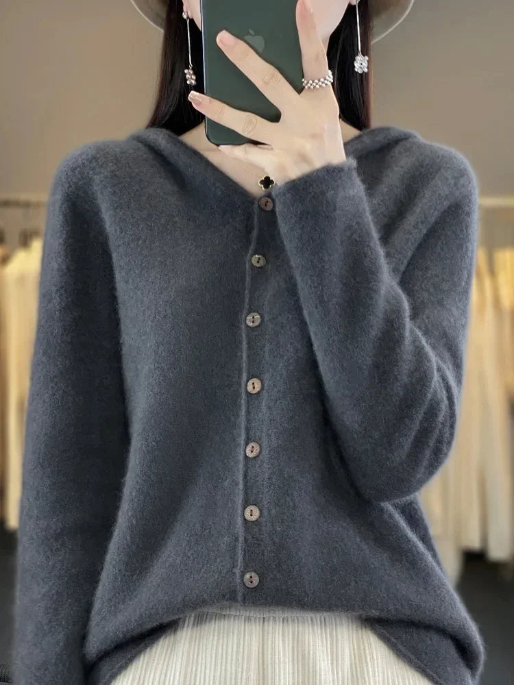 Ella - Warm knitted sweater in cashmere with hood and button