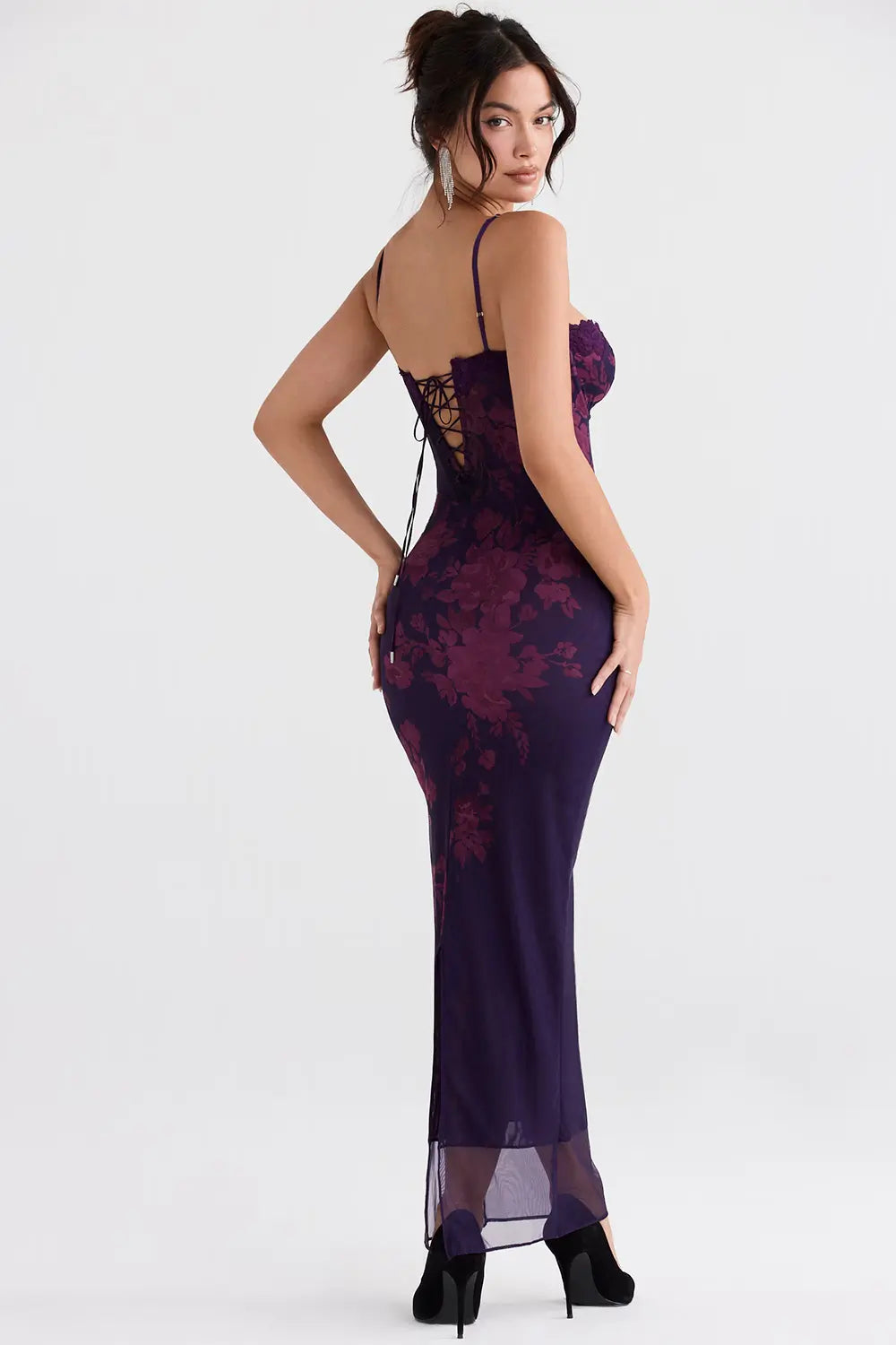 Selma – Long floral dress with delicate straps and an elegant neckline