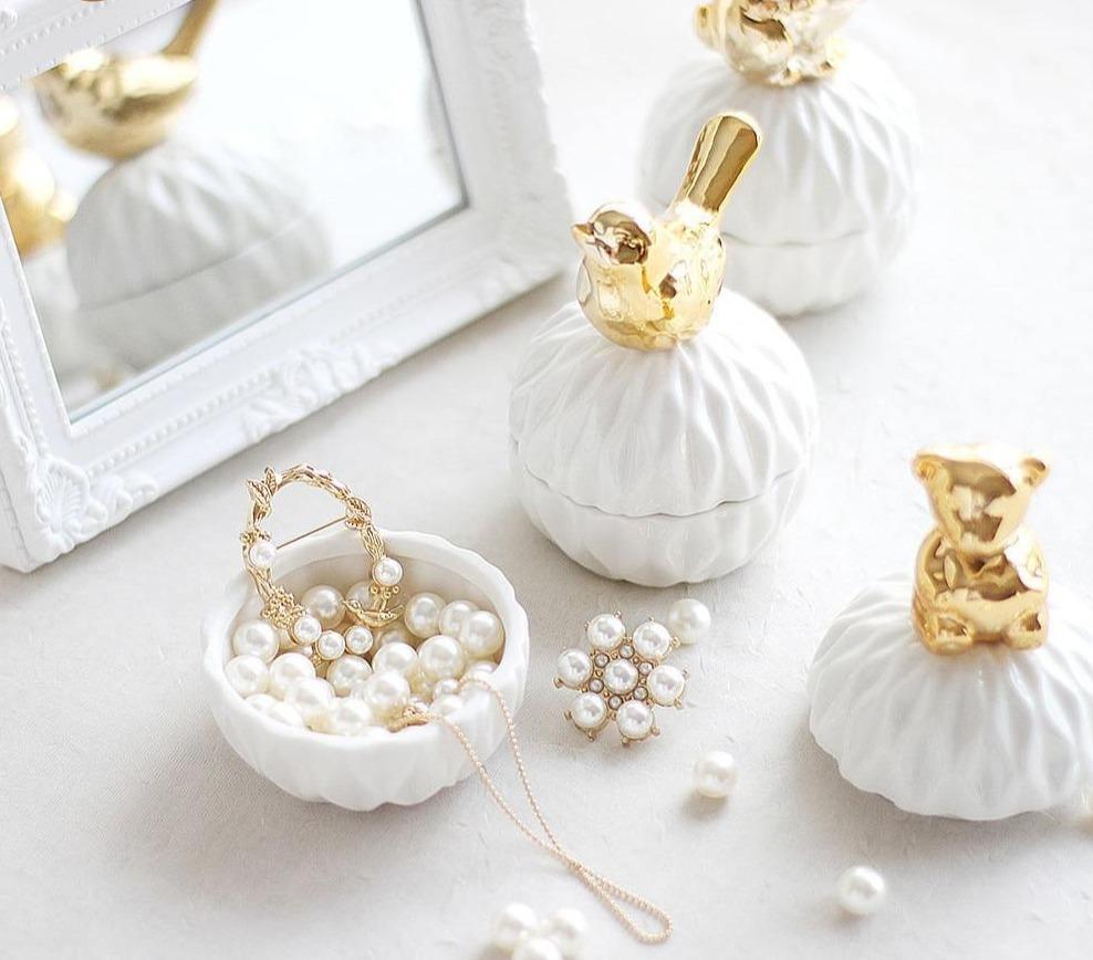 Jewelry box in white and gold porcelain